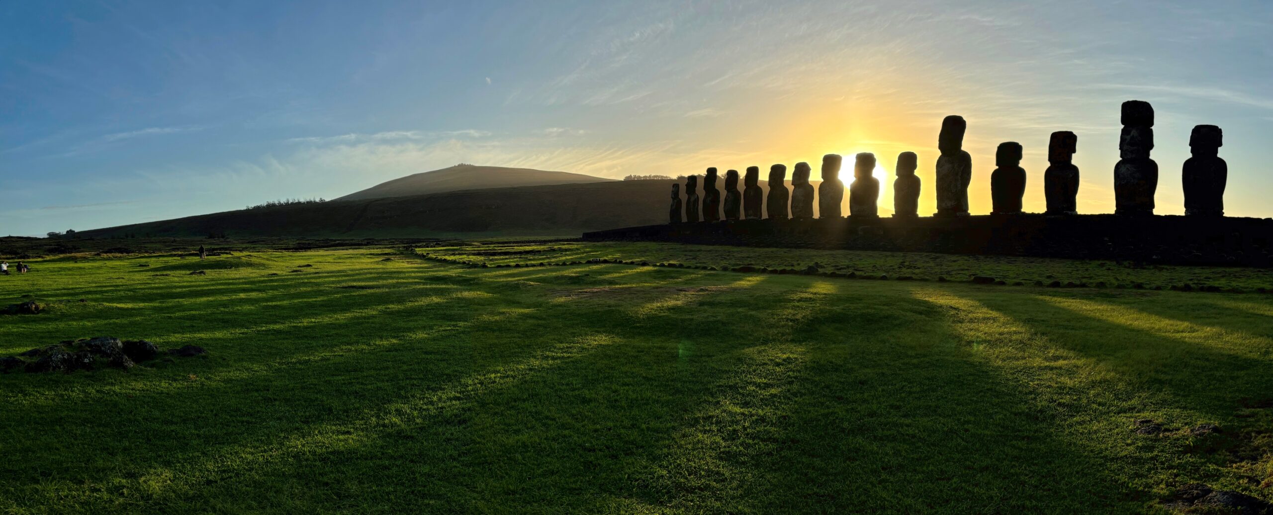 Rapa Nui sunrise with Moai